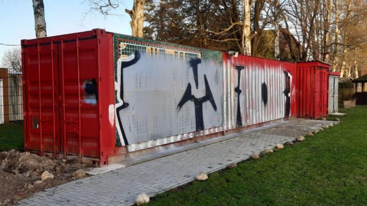 Eine der großflächigen Schmierereien im Stadtgebiet: Anfang April hatte ein Sprayer seine Spuren auf dem Gerätehaus auf der Sportanlage in der Eisenbahnerstraße hinterlassen.