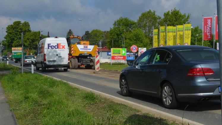 Wegen einer Baustelle ist ein Teil der Oldenburger Straße in Ganderkesee beim BBM-Baumarkt derzeit nur halbseitig befahrbar. Der Verkehr wird durch eine Ampel geregelt. Wegen einer Baustelle ist ein Teil der Oldenburger Straße in Ganderkesee beim BBM-Baumarkt derzeit nur halbseitig befahrbar. Der Verkehr wird durch eine Ampel geregelt.