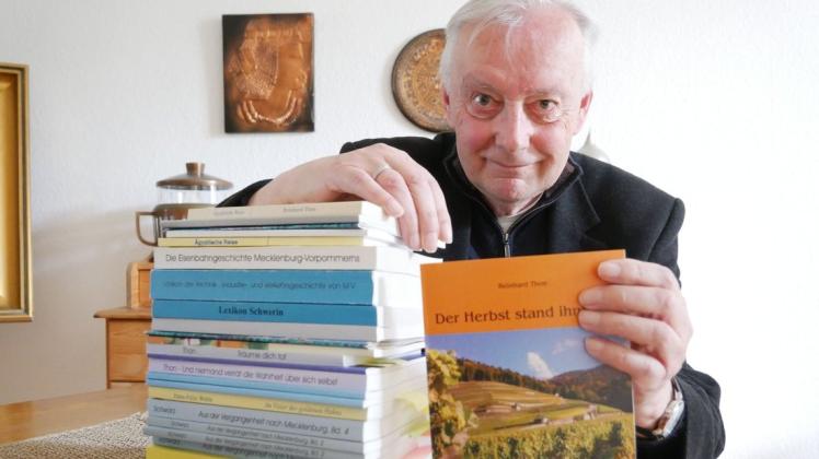 60 Bücher hat Reinhard Thon in seinen 31 Jahren als Verleger geschrieben, etwa 500 hat er verlegt. Sein neuestes und letztes Buch ist "Der Herbst stand ihm gut".