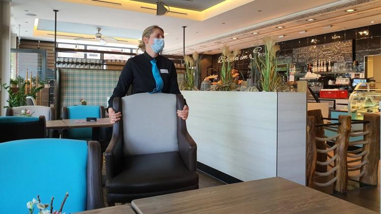 Im Seecafe in Zarrentin laufen die Vorbereitungen auf die Wiedereröffnung auf Hochtouren. Doch nicht alle Restaurantbetreiber werden kurzfristig öffnen.