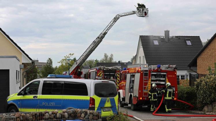 Kurz nach dem Einschlag in der Nähe des Schornsteins schlugen erste kleine Flammen aus dem Dach. Kurz nach dem Einschlag in der Nähe des Schornsteins schlugen erste kleine Flammen aus dem Dach.
