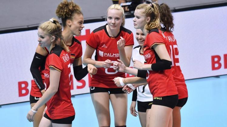 Die deutschen Auswahl-Volleyballerinnen um ihre neue Kapitänin Jennifer Geerties (Mitte) müssen beim Turnier der Nations League in Italien für einen Monat coronabedingt in einer sogenannten Bubble leben.