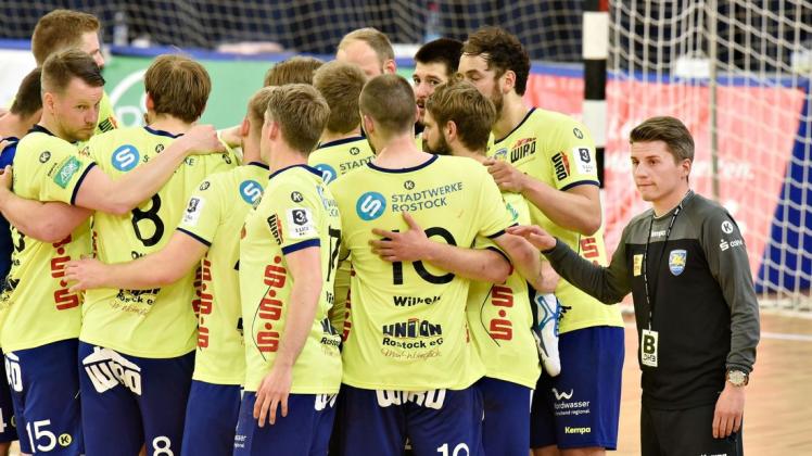 Betretene Mienen nach dem Spiel gegen den VfL Pfullingen bei Trainer Till Wiechers und seinen Empor-Männern Betretene Mienen nach dem Spiel gegen den VfL Pfullingen bei Trainer Till Wiechers und seinen Empor-Männern