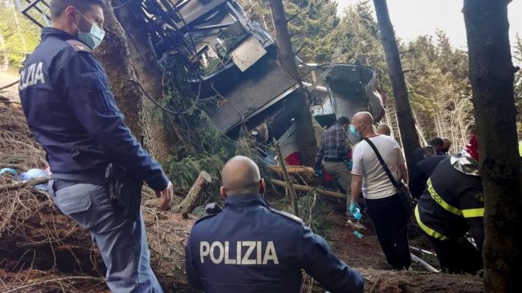 Rettungshelfer arbeiten am Wrack einer Seilbahn, die in der Nähe des Gipfels der Stresa-Mottarone-Linie in der Region Piemont, Norditalien, abstürzt war.