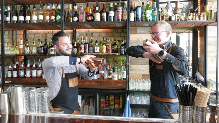 Kein Außer Haus Verkauf mehr: Die Barmeister Alexander Kvint (links) und Gregor Kroll der Craftbar können ihren Gästen die Drinks wieder im Glas servieren.