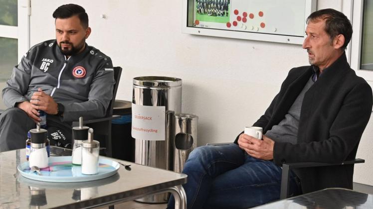 Hoffen auf eine erfolgreiche Zusammenarbeit beim SV Baris Delmenhorst: Der Sportliche Leiter Baris Caki (links) und der neue Trainer Hakan Cengiz.