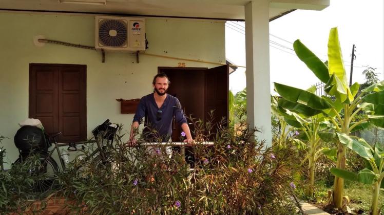 Christopher Fritze vor seinem Häuschen mit Garten in Luang Prabang.