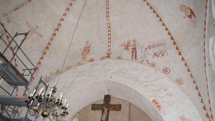 Gut erhaltene und restaurierte Malereien im Gewölbe der Dorfkirche zu Ruchow.