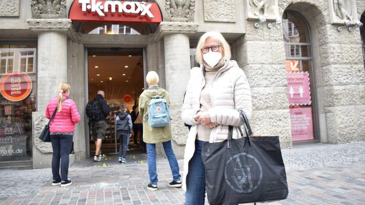 In der langen Schlange, die sich am Dienstag vor dem TK Maxx in der Rostocker Innenstadt bildete, hatte sich auch Karin Frank angestellt, die den ersten Tag der Öffnung der Geschäfte ausnutzte.