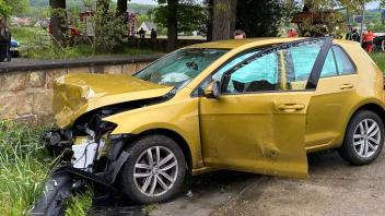 Ein 21-Jähriger Autofahrer ist am Dienstagnachmittag bei einem Unfall auf der B51 bei Bad Iburg schwer verletzt worden.