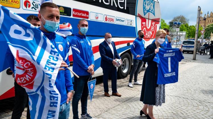 Nach der Begegnung mit dem VfB Lübeck empfängt Ministerpräsidentin Manuela Schwesig den FC Hansa Rostock vor der Schweriner Staatskanzlei. Nach der Begegnung mit dem VfB Lübeck empfängt Ministerpräsidentin Manuela Schwesig den FC Hansa Rostock vor der Schweriner Staatskanzlei.