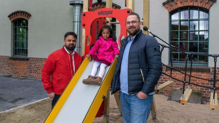 (V.l.) Betreiber Sutharshan Kandakoddathannal und Betriebsleiter Patrick Baier wollen im neuen El Toro eine entspannte Atmosphäre für die ganze Familie schaffen. Tochter Aadhavi (4) weiht den neuen Kletterturm schon einmal ein. (V.l.) Betreiber Sutharshan Kandakoddathannal und Betriebsleiter Patrick Baier wollen im neuen El Toro eine entspannte Atmosphäre für die ganze Familie schaffen. Tochter Aadhavi (4) weiht den neuen Kletterturm schon einmal ein.
