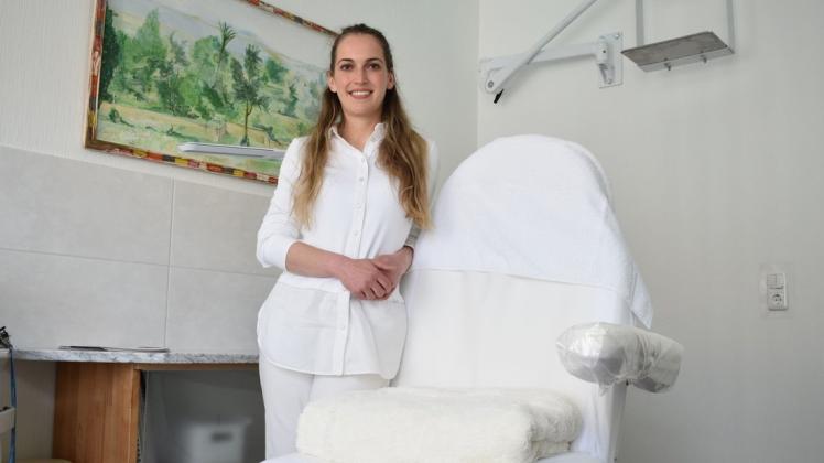 Nach jeder Behandlung muss Johanna Rambow die Stühle desinfizieren und die Handtücher wechseln.