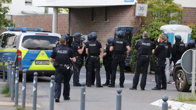 Die Polizei suchte nach den Tötungsdelikten auch in Kiel nach dem Tatverdächtigen.