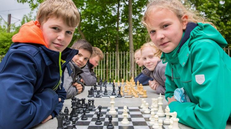 Schach auf dem Schulhof: Friedrich und Käthe gehen in die vierte Klasse. Sie freuen sich über die Tische und auf viele Partien an der frischen Luft: