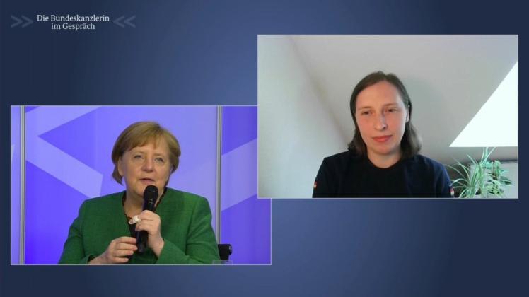 Bundeskanzlerin Angela Merkel sprach mit Anja Klemp vom THW Rostock über die ehrenamtliche Arbeit unter Pandemie-Bedingungen.