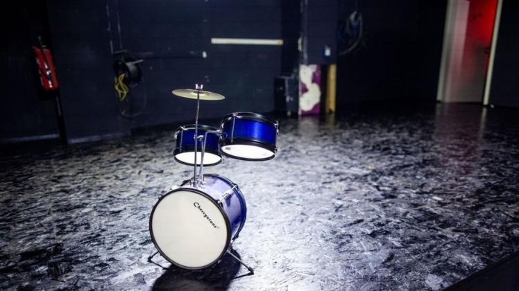 Ein Deko-Schlagzeug steht auf der leeren Bühne in der Diskothek Zenit in Schwerin.