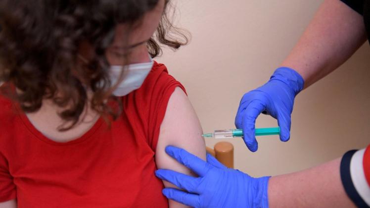 Gesundheitsminister Jens Spahn will Minderjährige ab Sommer impfen lassen.