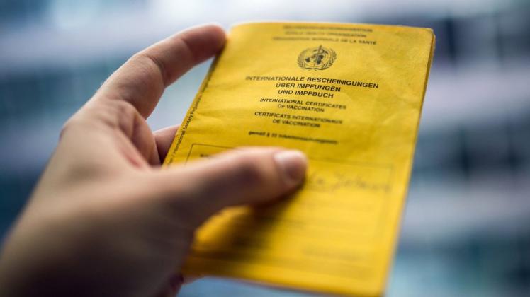 In Geschäften im Landkreis Rostock werden immer öfter die Impfpässe ausgepackt. Das erfreut die Ladenbesitzer. 

Auf dem Deckblatt vom Impfpass findest du das Zeichen der Weltgesundheitsorganisation. Foto: Sophia Kembowski/dpa - Honorarfrei nur für Bezieher des Dienstes dpa-Nachrichten für Kinder +++ dpa-Nachrichten für Kinder +++
