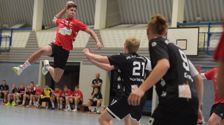 Trägt künftig das Trikot des Handball-Verbandsligisten TV Neerstedt: Jan-Niklas Bruning (links). Der Rückraumspieler ging zuletzt in der A-Jugend der HSG Delmenhorst auf Torejagd.