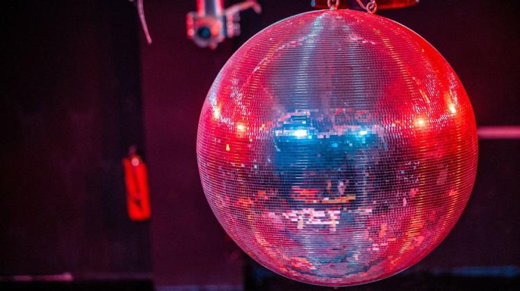 Die Discokugel wird sich an diesem Wochenende in vielen Clubs in Rostock wieder drehen – gefeiert werden darf allerdings nur im Sitzen.