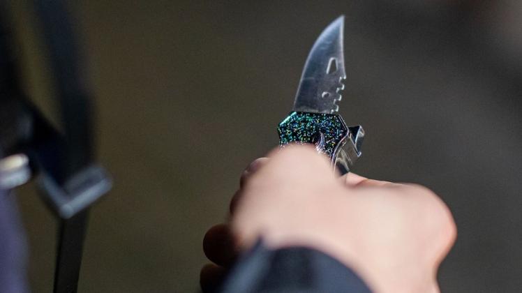 Mit einem Messer hat ein 24-Jähriger in Glandorf auf seinen Mitbewohner eingestochen. (Symbolfoto)
