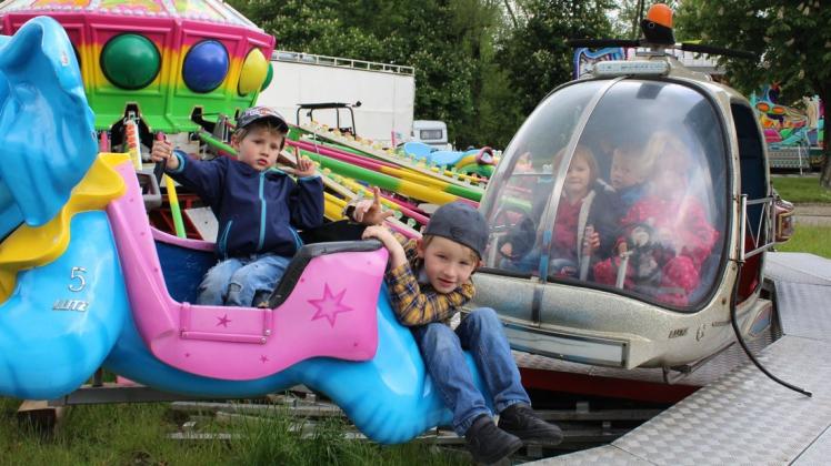 Diese Kinder aus Schaustellerfamilien können es kaum abwarten, bis sie in den Fahrgeschäften des Bliede Parks in Papenburg ihre Runden drehen können.