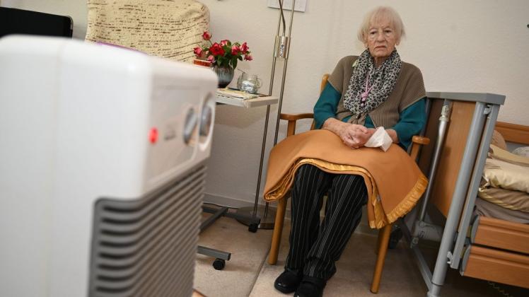Die 98-jährige Herta Jürgens wohnt in einem der beiden Adler-Hochhäuser am Holstein-Center. Seit einer Woche hat sie weder warmes Wasser noch Heizung. Sie muss sich mit Heizlüfter und Decken helfen.