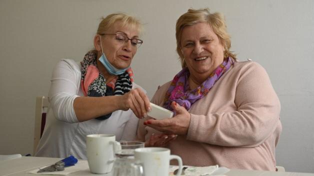 Dagmar März (l.) versorgt ihre Kundin Valeria Wende mit den benötigten Medikamenten. Ihr Unternehmen in einem der Adler-Hochhäuser ist seit Tagen ohne Heizung und warmes Wasser. Dagmar März (l.) versorgt ihre Kundin Valeria Wende mit den benötigten Medikamenten. Ihr Unternehmen in einem der Adler-Hochhäuser ist seit Tagen ohne Heizung und warmes Wasser.