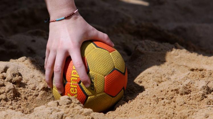 Training im Sand: Die männliche Handballjugend C der TS Hoykenkamp trainiert seit ein paar Wochen auf der heimischen Beachanlage (Symbolfoto).