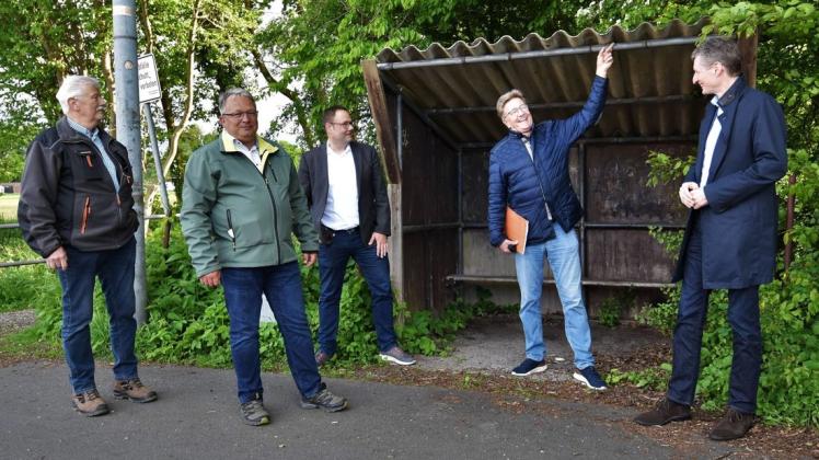 Bürgermeisterkandidat Ralf Wessel (rechts) informiert sich bei Hartmut Fastenau über die derzeitigen Bedürfnisse des Ortsvereins Hoykenkamp. An dem Termin nahmen auch die drei Gemeinderatskandidaten (von links) Hillard Bley, Ulf Götz und Christian Stamerjohanns teil.