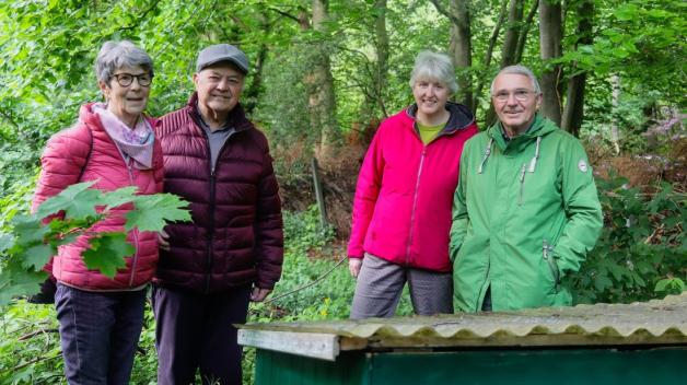 Die nächste Generation Imker übernimmt: Bärbel und Carl Drescher übergeben die Pflege der Kolping-Bienen an Uta und Helmut Fahl. Die nächste Generation Imker übernimmt: Bärbel und Carl Drescher übergeben die Pflege der Kolping-Bienen an Uta und Helmut Fahl.