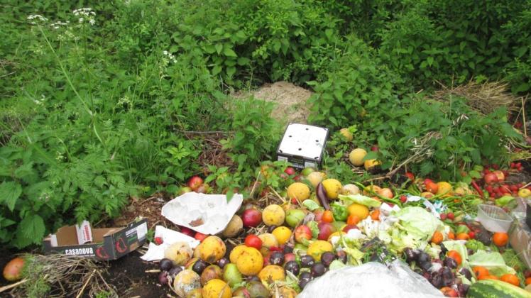 In Stenum haben Unbekannte illegal Obst- und Gemüseabfälle in der Landschaft entsorgt.