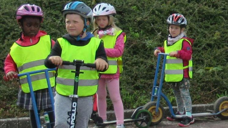 Startaufstellung zum Rollerparcours: Sechsjährige aus der Integrativen Kindertagesstätte „Uns Flinkfläuter“ in Bad Kleinen.