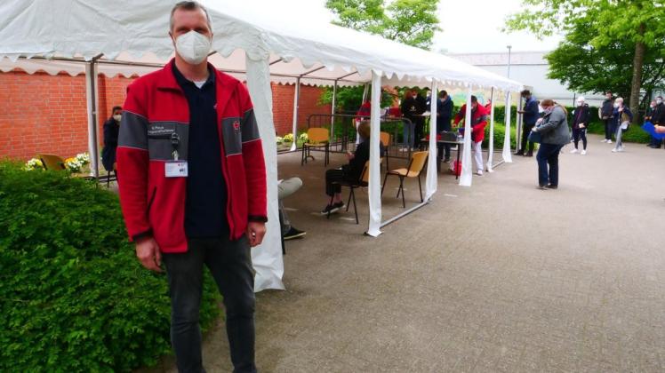 Wartezimmer Open Air: DRK-Geschäftsführer Michael Pleus vor dem Wartebereich der Moderna-Impfstraße.