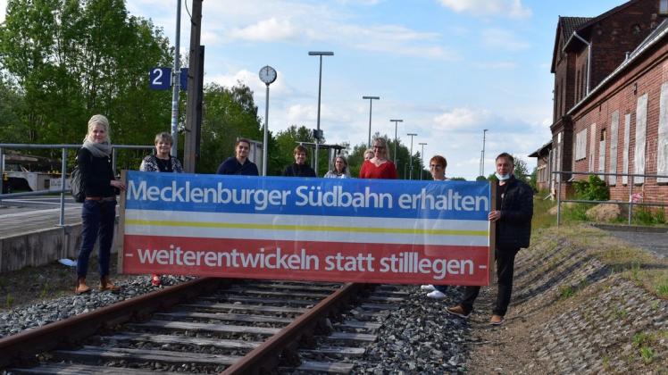 Am Lübzer Bahnhof sprach sich die Bürgerinitiative zum Erhalt der Südbahn für einen ganzjährigen Verkehr im kommenden Jahr aus.