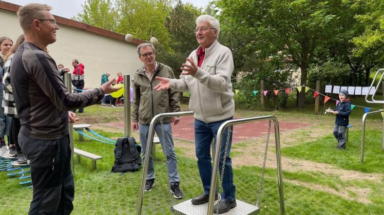 Anleitung vom Sportgeräte-Profi zur Nutzung: Reyk Sattler zeigt Wilfried Goetz und Wolfgang Hilpert (v. l.) einige leicht umsetzbare Übungen.