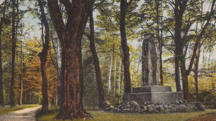 "Tempel der Natur": Die alte Postkarte aus Delmenhorst, leider undatiert, zeigt die Denkmalsecke im Tiergarten. "Tempel der Natur": Die alte Postkarte aus Delmenhorst, leider undatiert, zeigt die Denkmalsecke im Tiergarten.