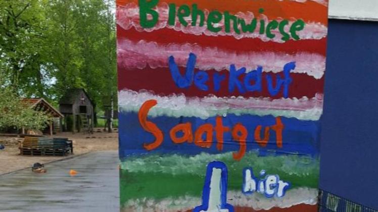 Am Verkaufsstand des Vertrauens an der Paulo-Freire-Schule gibt es Blumensamen für Bienenwiesen.