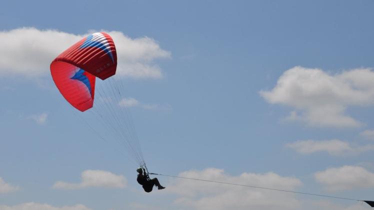 Gleitschirmfliegen geht auch im Flachland: In Neustadt-Glewe lassen sich die Paraglider an einer  Winde nach oben ziehen.