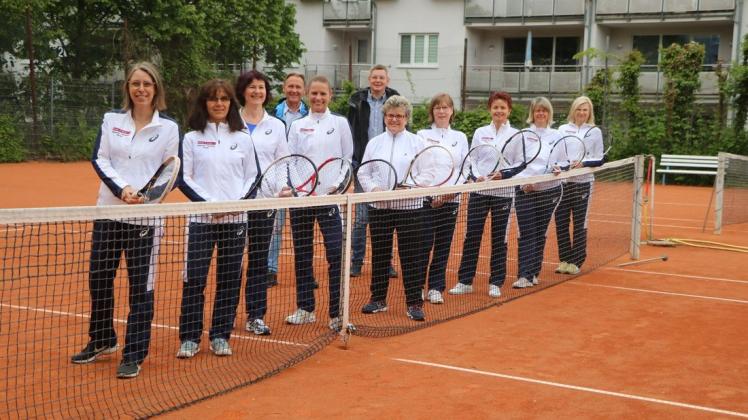 Die Tennisdamen 40 des SV Empor/Grün-Rot Wittenberge vor dem ersten Punktspiel in ihrer neuen Trainingsbekleidung.