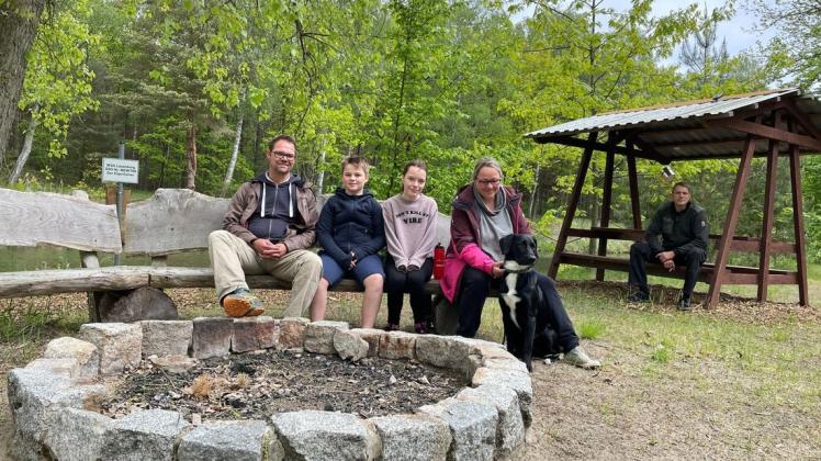 Waren die ersten Wochenendgäste des Jahres 2021 im Lewitzcamp: Mandy und Andy Wagner mit ihren Kindern Isabella und Pepe sowie Familienhund Nunjo. Marko Karon (Hintergrund) ist neuer Pächter.