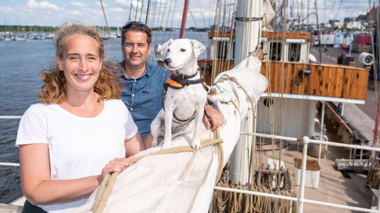 Mit dem Toppsegelschoner „Gulden Leeuw“ sind Charissa und Arjen Töller sowie Bordhund Solas zur 30. Hanse Sail nach Rostock angereist.