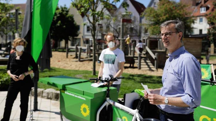"Veränderung beginnt hier": Die Grünen wollen stärkste Fraktion im Rat werden. Das Foto zeigt die Parteivorsitzenden Eva Güse (von links) und Jurek Milde mit dem Fraktionsvorsitzenden Volker Bajus.