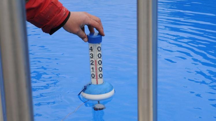 Das Thermometer verrät: Die Wassertemperatur im Bohmter Freibad stimmt. Das Thermometer verrät: Die Wassertemperatur im Bohmter Freibad stimmt.