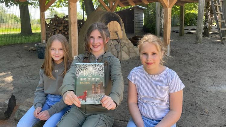 Sie ist die beste Vorleserin in Mecklenburg-Vorpommern: Amelie Sophie Schmid (M.) ihre Freundinnen Elisa und Hanna Taut lesen ebenfalls für ihr Leben gern.