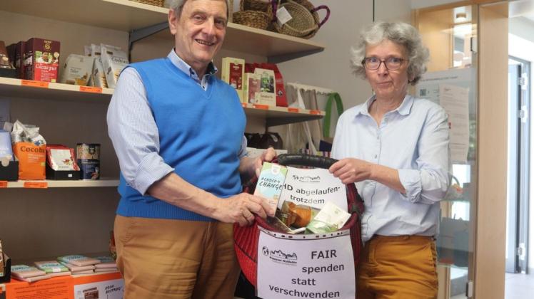 Freuen sich, dass es wieder losgeht: Johannes Pruisken und Katharina Knopp präsentieren den Verschenke-Korb und die Klimaretter-Schokolade im Weltladen Meppen.