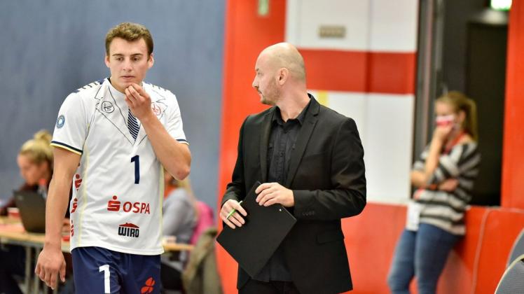 Jozef Janošik (rechts) trainiert auch künftig die Zweitliga-Volleyballer des SV Warnemünde, Adrian Kopij (links) hingegen verlässt den Verein.