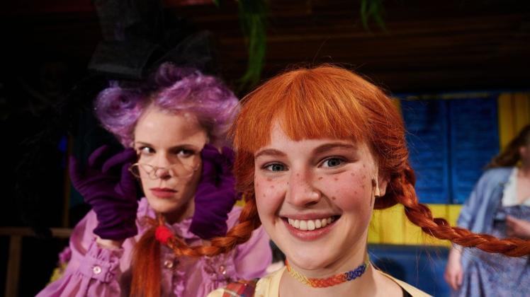Klara Eham als Pippi Langstrumpf mit Schauspielerin Katahrina Paul als Fräulein Prysselius in einer Inszenierung des Volkstheaters Rostock