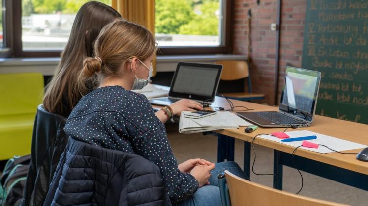 Die Mint-Sommer-Akademie fand dieses Jahr digital statt. Mithilfe von Laptops schalteten sich die beiden Schülerinnen Luise Klöver (Vordergrund) und Finja Carstens zu.